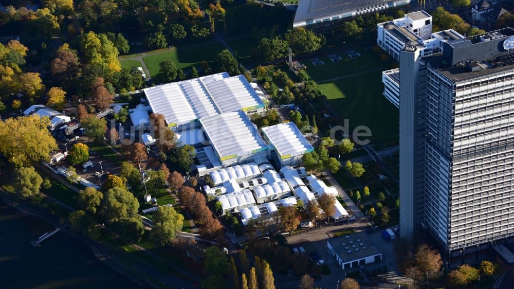 Bonn von oben - Zelte- Aufbau und Montage am Veranstaltungsort UN- Klimakonferenz im Bereich des UN-Campus in Bonn im Bundesland Nordrhein-Westfalen, Deutschland
