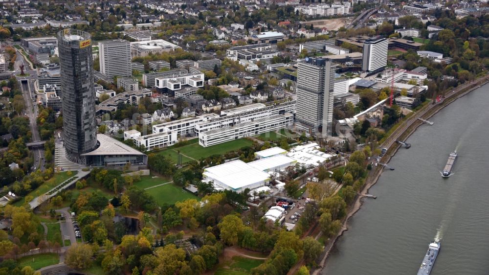 Bonn von oben - Zelte- Aufbau und Montage am Veranstaltungsort UN- Klimakonferenz im Bereich der Rheinaue in Bonn im Bundesland Nordrhein-Westfalen, Deutschland