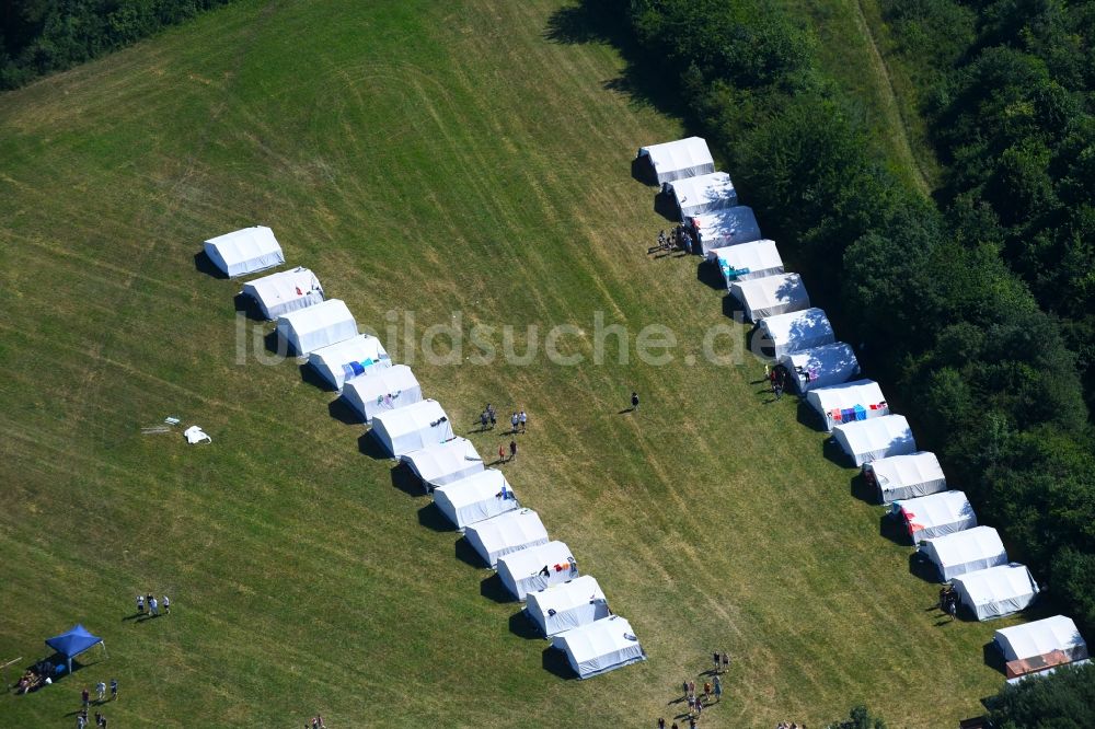 Luftaufnahme Mönsheim - Zelte- Aufbau und Montage am Veranstaltungsort Konficamp des Konficamp in Mönsheim im Bundesland Baden-Württemberg, Deutschland