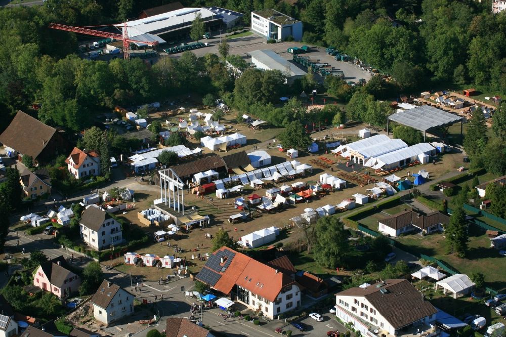 Luftbild Augst - Zelte und Buden am Veranstaltungsort Römerfest in Augusta Raurica in Augst im Kanton Basel-Landschaft, Schweiz