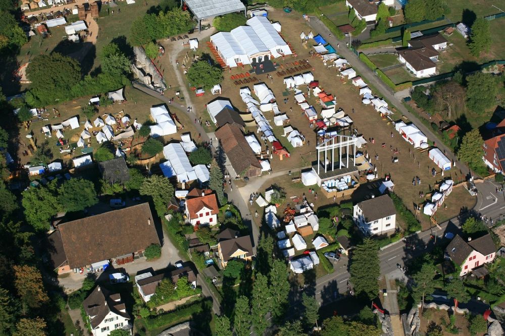 Luftaufnahme Augst - Zelte und Buden am Veranstaltungsort Römerfest in Augusta Raurica in Augst im Kanton Basel-Landschaft, Schweiz