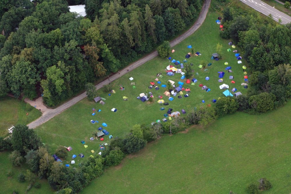 Luftaufnahme Schopfheim - Zelte am Veranstaltungsort des linksautonomen Musik- und Kulturfestival Holzrock in Schopfheim im Bundesland Baden-Württemberg, Deutschland