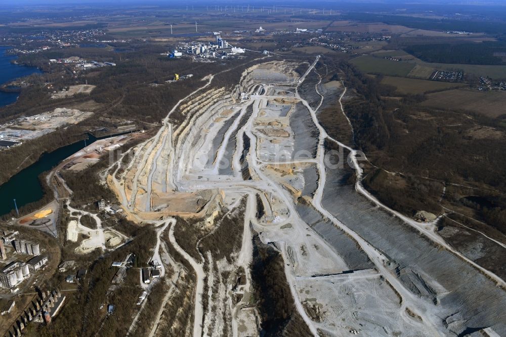 Rüdersdorf aus der Vogelperspektive: Zement- Tagebau und Baustoff- Werk CEMEX in Rüdersdorf im Bundesland Brandenburg, Deutschland