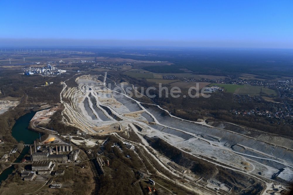 Luftaufnahme Rüdersdorf - Zement- Tagebau und Baustoff- Werk CEMEX in Rüdersdorf im Bundesland Brandenburg, Deutschland