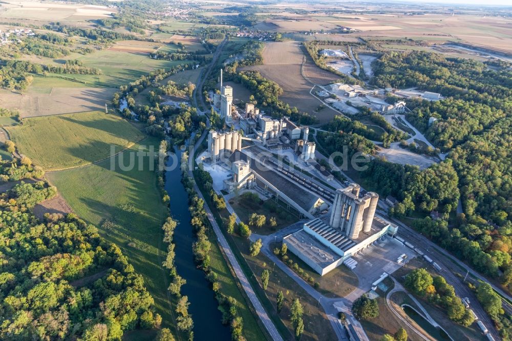 Xeuilley von oben - Zement- Tagebau und Baustoff- Werk von Ciment Vicat in Xeuilley in Grand Est, Frankreich