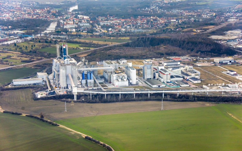 Luftbild Bernburg (Saale) - Zement- Tagebau und Baustoff- Werk im Gewerbe- und Industriegebiet Schwenk in Bernburg (Saale) im Bundesland Sachsen-Anhalt, Deutschland