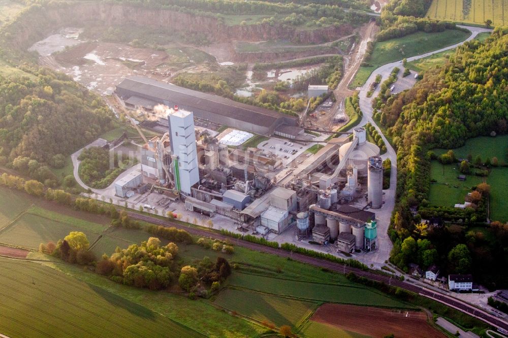 Luftaufnahme Walzbachtal - Zement- Tagebau und Baustoff- Werk Steinbruch Walzbachtal in Walzbachtal im Bundesland Baden-Württemberg, Deutschland
