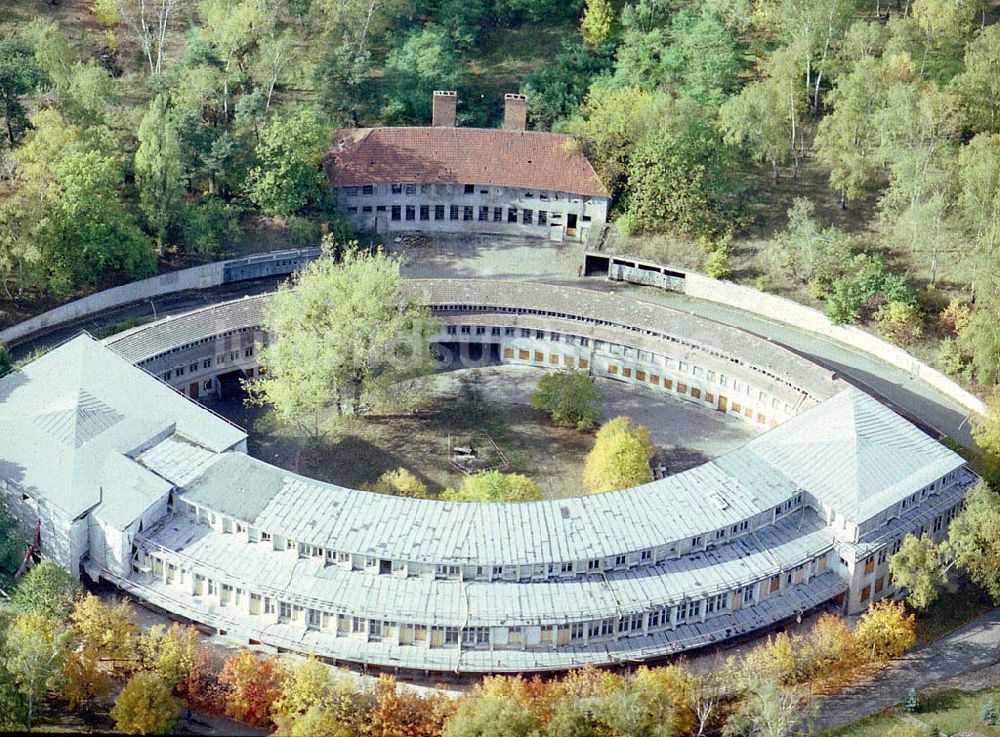 Luftaufnahme Dallgow - Döberitz - Zentralgebäude des ehem. Olympischen Dorfes in Dallgow-Döberitz bei Wustermark in Brandenburg.