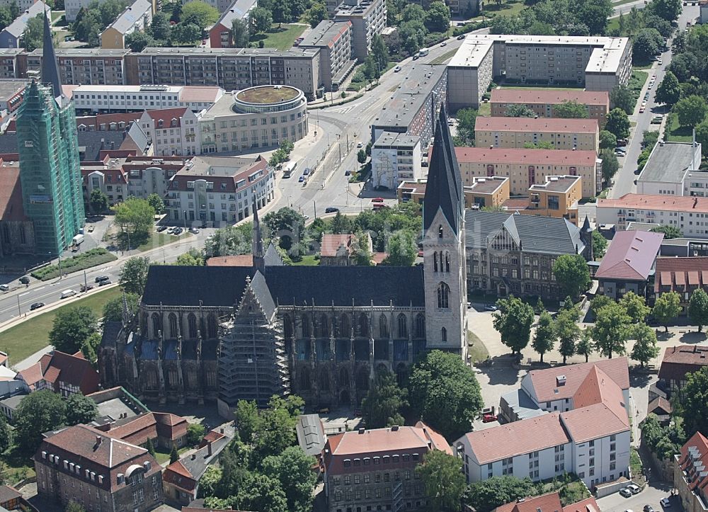 Halberstadt von oben - Zentrum der historischen Altstadt von Halberstadt mit Dom und Kirchen im Bundesland Sachsen-Anhalt
