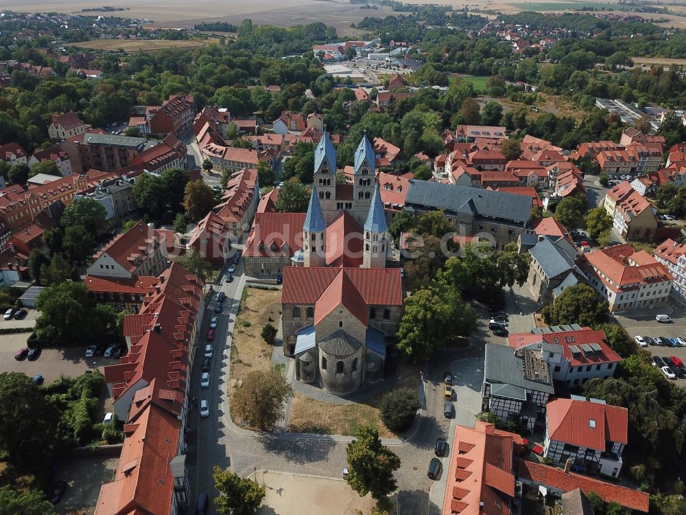 Luftaufnahme Halberstadt - Zentrum der historischen Altstadt von Halberstadt mit Dom und Kirchen im Bundesland Sachsen-Anhalt