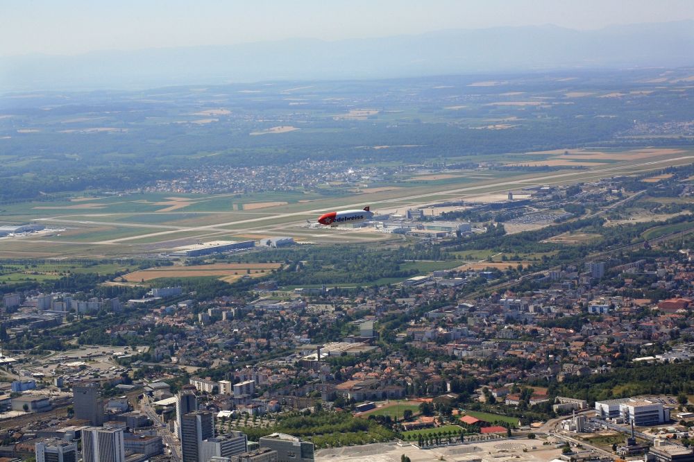 Basel von oben - Zeppelin im Fluge über dem Luftraum in Basel in der Schweiz