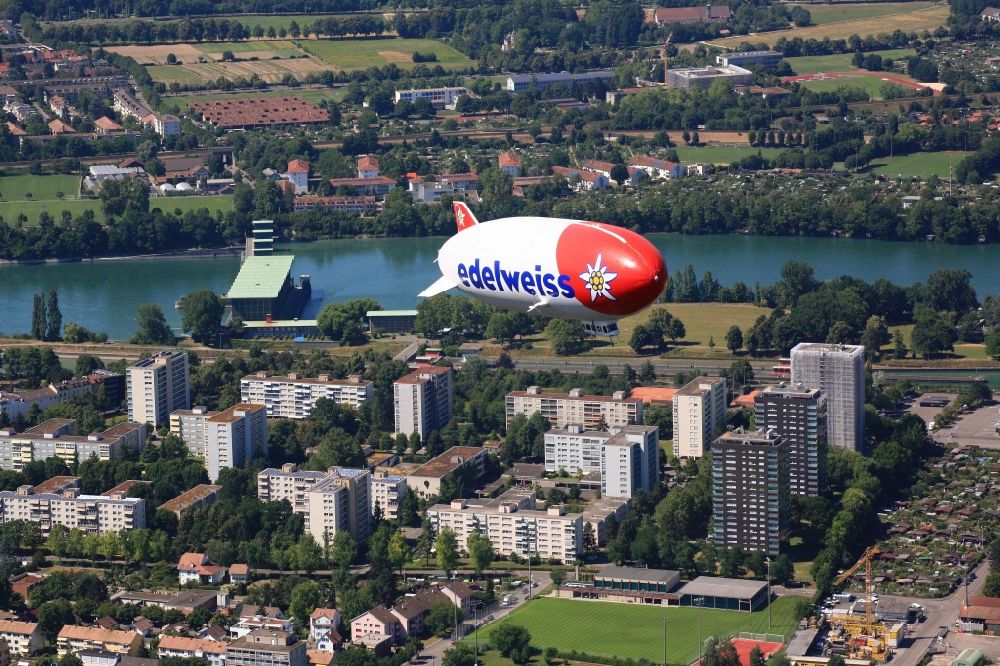 Luftaufnahme Birsfelden - Zeppelin im Fluge im Luftraum in Birsfelden bei Basel in der Schweiz