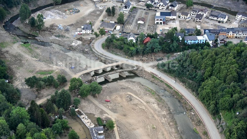 Luftbild Altenahr - Zerstörte Brücken in Kreuzberg nach der Hochwasserkatastrophe diesen Jahres im Bundesland Rheinland-Pfalz, Deutschland