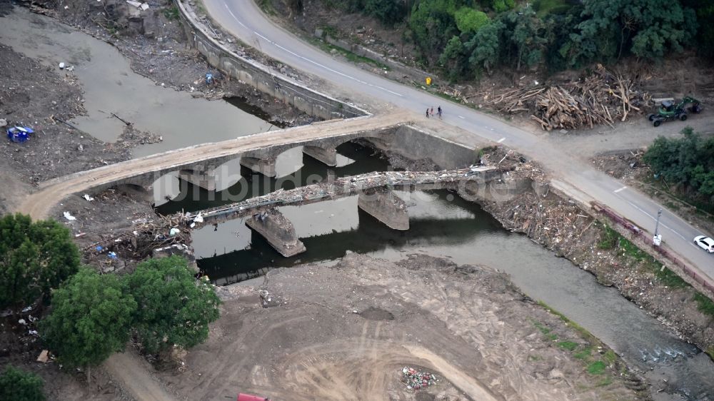Luftaufnahme Altenahr - Zerstörte Brücken in Kreuzberg nach der Hochwasserkatastrophe diesen Jahres im Bundesland Rheinland-Pfalz, Deutschland