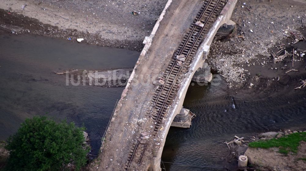Luftaufnahme Ahrbrück - Zerstörte Eisenbahnbrücke nach der Hochwasserkatastrophe im Ahrtal diesen Jahres im Bundesland Rheinland-Pfalz, Deutschland
