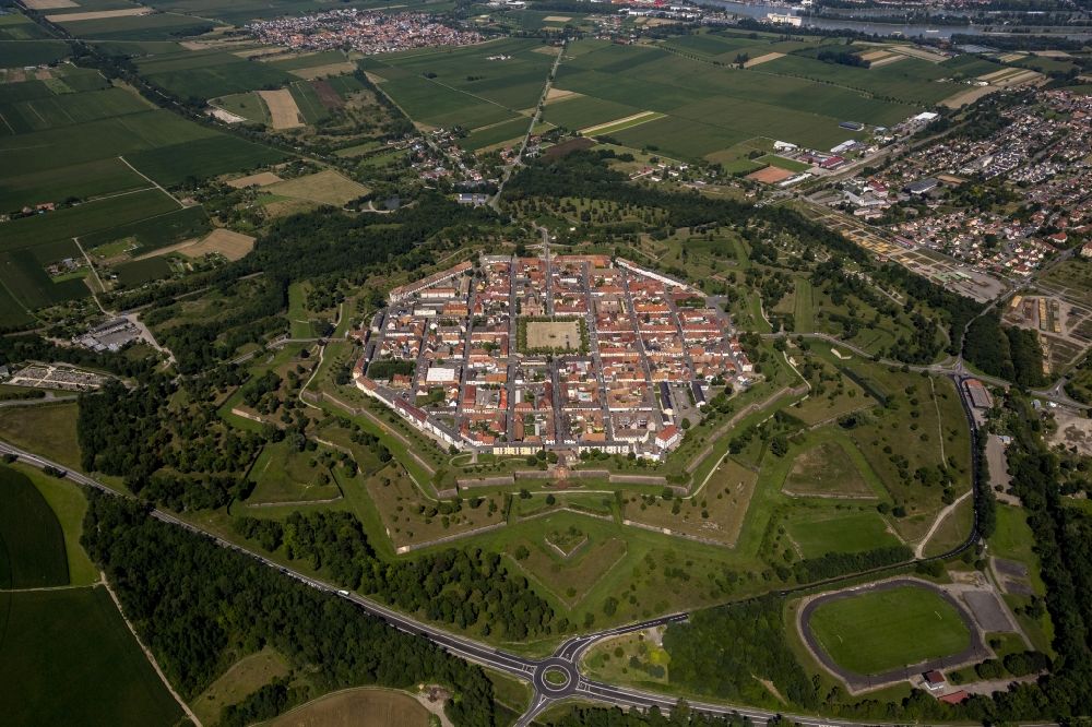 Neuf-Brisach von oben - Zitadellenförmiges Stadtzentrum in Neuf-Brisach im Elsass in Frankreich