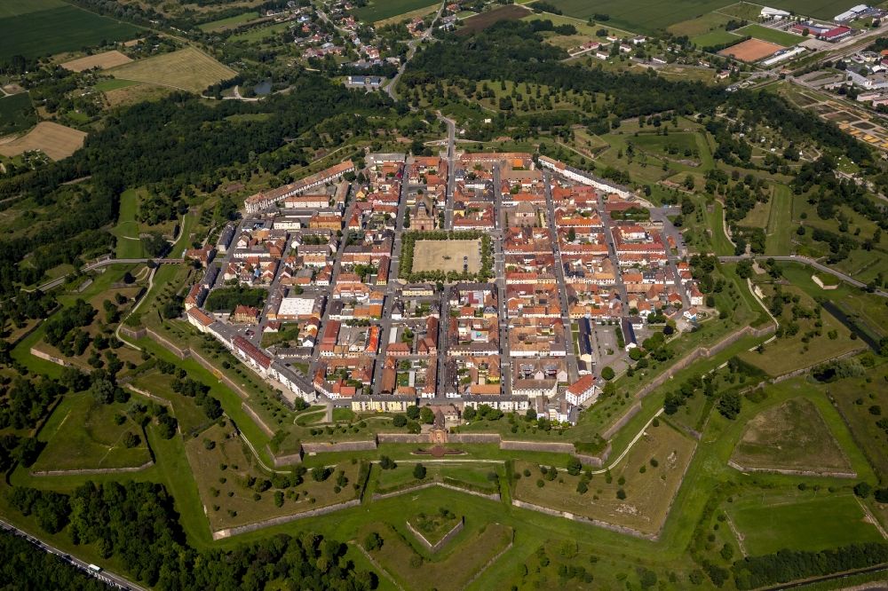 Luftaufnahme Neuf-Brisach - Zitadellenförmiges Stadtzentrum in Neuf-Brisach im Elsass in Frankreich