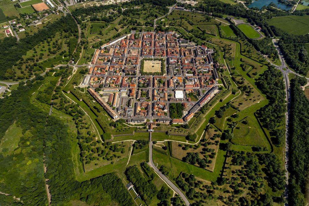 Neuf-Brisach aus der Vogelperspektive: Zitadellenförmiges Stadtzentrum in Neuf-Brisach im Elsass in Frankreich