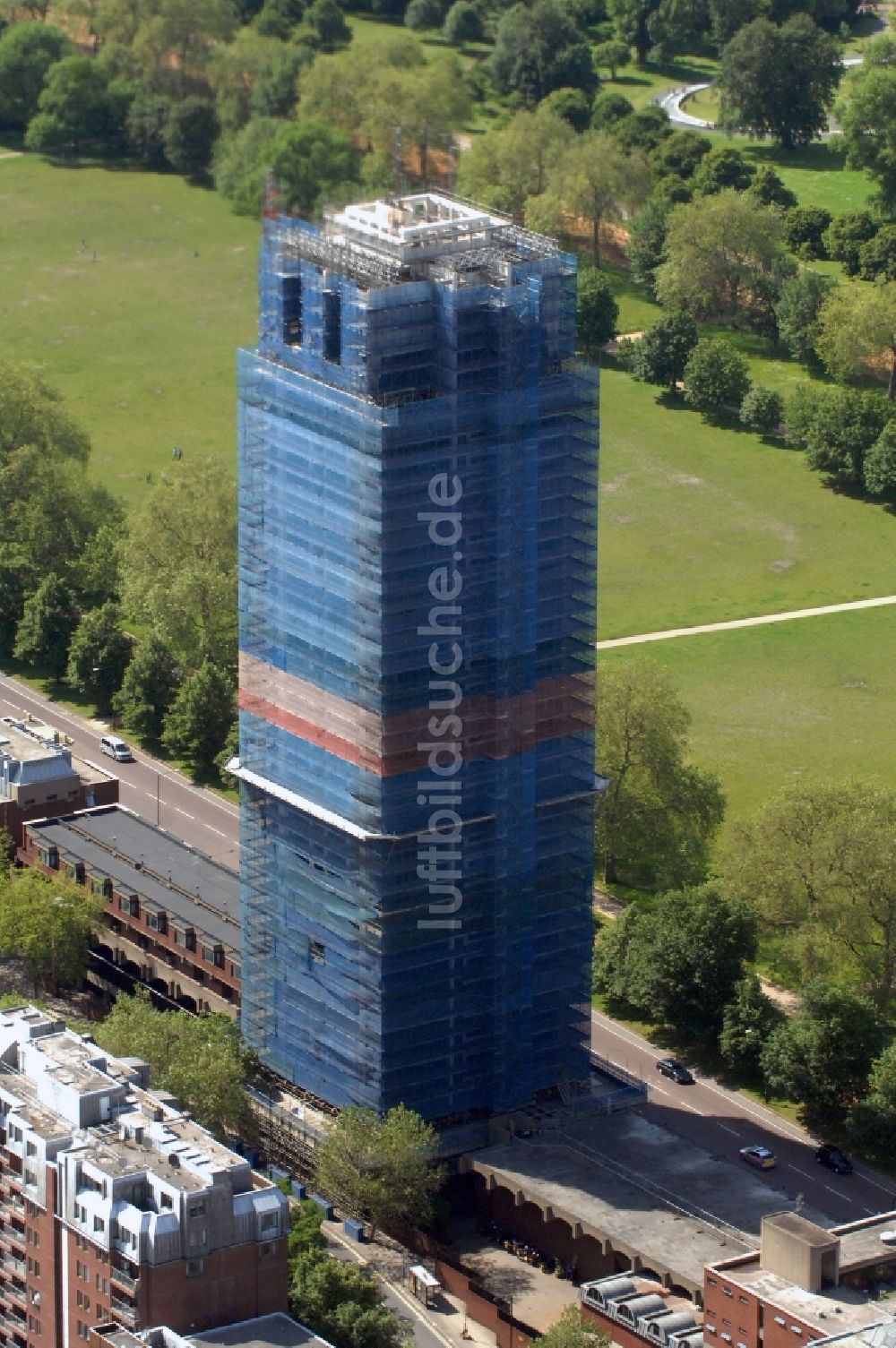 London von oben - Zu den Hyde Park Barracks gehörender und eingerüsteter Peninsula Tower im Stadtteil Kensington in London in der Grafschaft Greater London in Großbritannien
