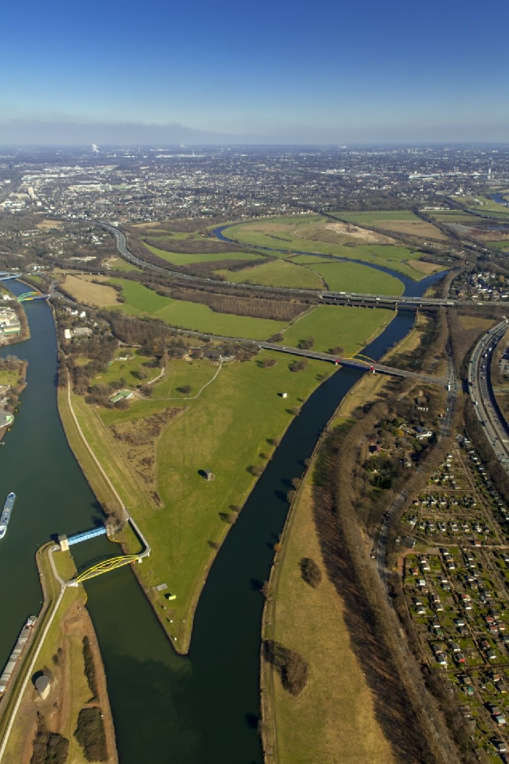 Luftbild Duisburg - Zusammenfluss von Ruhr und Rhein-Herne-Kanal in Duisburg im Bundesland Nordrhein-Westfalen