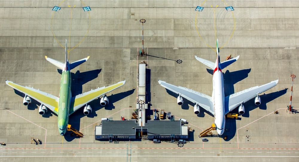 Luftbild Hamburg - Zwei Airbus A380 Flugzeuge der Emirates Airline auf dem Produktionsgelände und Werksflughafen Finkenwerder in Hamburg