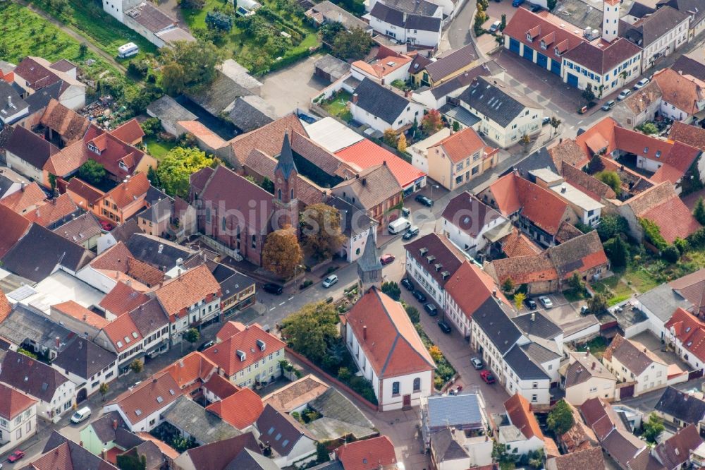 Weisenheim am Berg aus der Vogelperspektive: Zwei Kirchengebäude in der Dorfmitte in Weisenheim am Berg im Bundesland Rheinland-Pfalz, Deutschland
