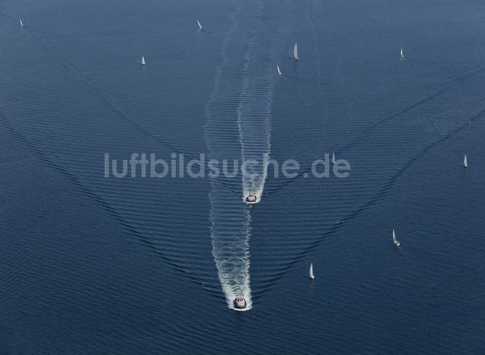 Luftaufnahme Glücksburg (Ostsee) - Zwei Schlepper auf der Flensburger Förde in Glücksburg (Ostsee) im Bundesland Schleswig-Holstein