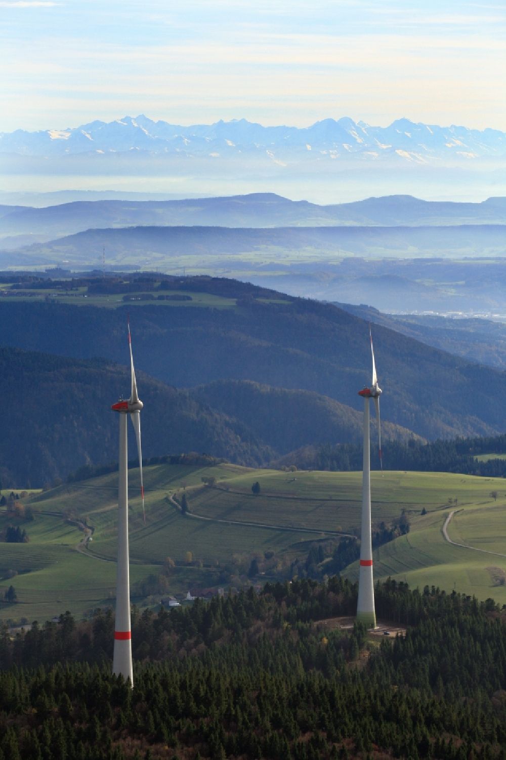 Schopfheim aus der Vogelperspektive: Zwei Windräder vom Windpark Rohrenkopf im Südschwarzwald bei Gersbach, einem Ortsteil von Schopfheim im Bundesland Baden-Württemberg