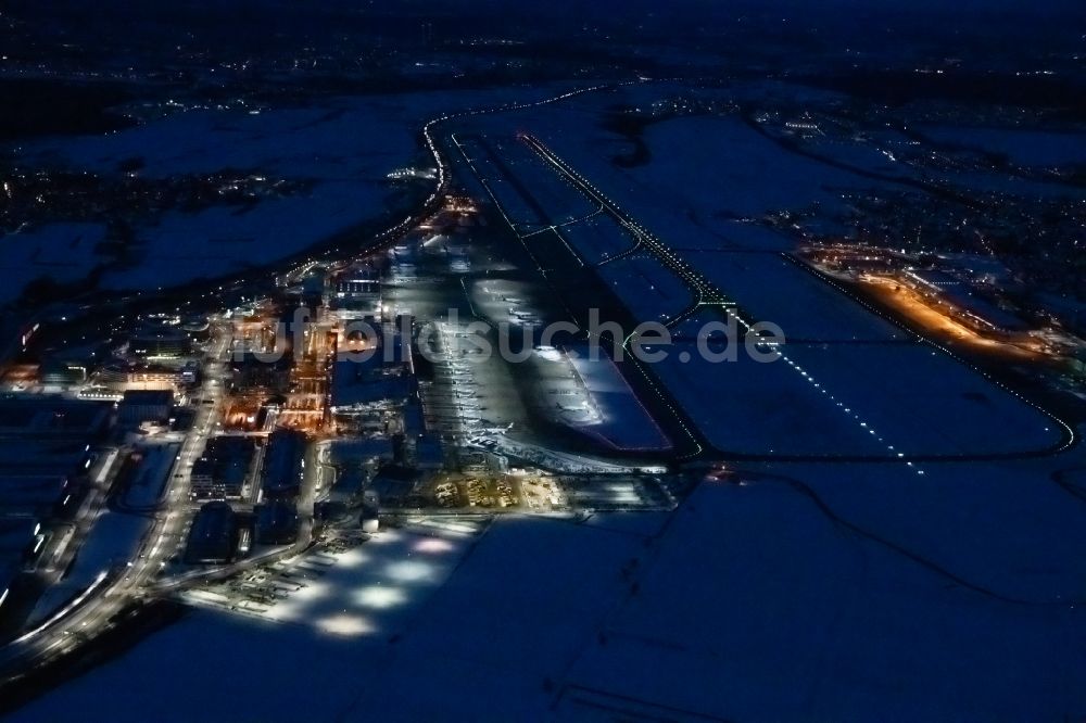 Nacht-Luftaufnahme Stuttgart - Nachtluftbild Abfertigungs- Gebäude und Terminals auf dem Gelände des Flughafen in Stuttgart im Bundesland Baden-Württemberg
