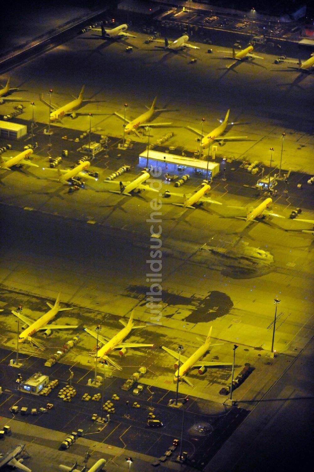 Nacht-Luftaufnahme Schkeuditz - Nachtluftbild Abfertigungs- Gebäude und Fracht- Terminals auf dem Gelände des Flughafen in Schkeuditz im Bundesland Sachsen, Deutschland