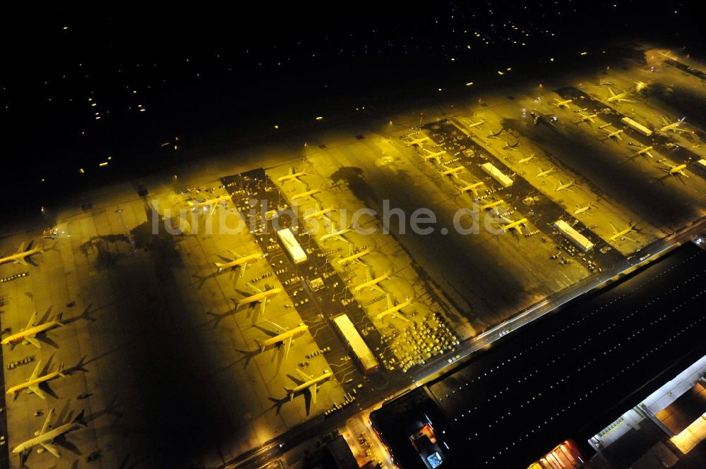 Nacht-Luftaufnahme Schkeuditz - Nachtluftbild Abfertigungs- Gebäude und Fracht- Terminals auf dem Gelände des Flughafen in Schkeuditz im Bundesland Sachsen, Deutschland
