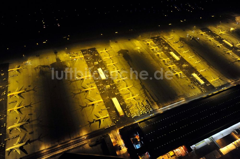 Schkeuditz bei Nacht von oben - Nachtluftbild Abfertigungs- Gebäude und Fracht- Terminals auf dem Gelände des Flughafen in Schkeuditz im Bundesland Sachsen, Deutschland