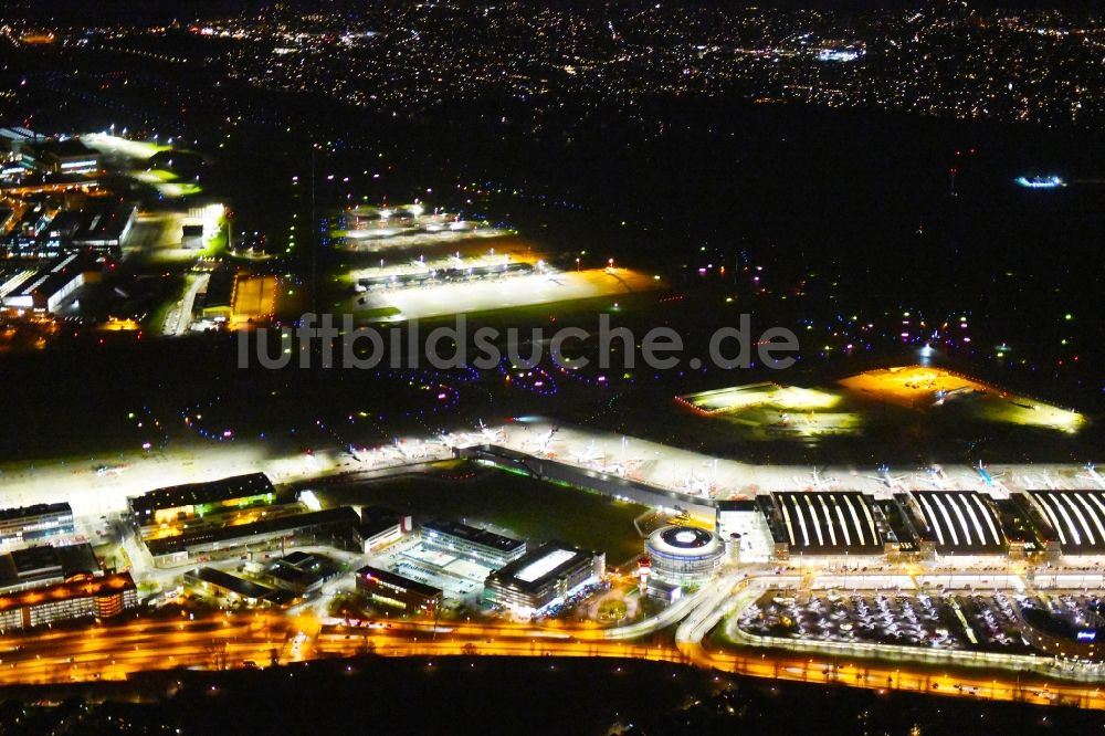 Nachtluftbild Hamburg - Nachtluftbild Abfertigungs- Gebäude und Terminals des Flughafen Fuhlsbüttel in Hamburg, Deutschland