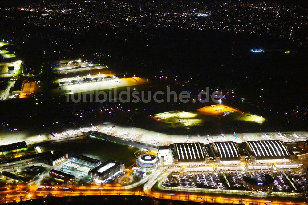 Nacht-Luftaufnahme Hamburg - Nachtluftbild Abfertigungs- Gebäude und Terminals des Flughafen Fuhlsbüttel in Hamburg, Deutschland