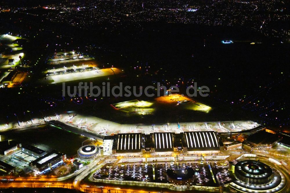 Hamburg bei Nacht von oben - Nachtluftbild Abfertigungs- Gebäude und Terminals des Flughafen Fuhlsbüttel in Hamburg, Deutschland