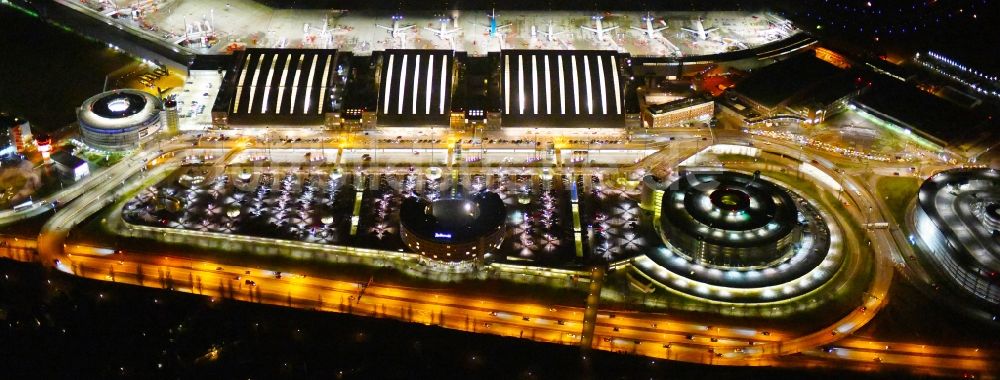 Nachtluftbild Hamburg - Nachtluftbild Abfertigungs- Gebäude und Terminals des Flughafen Fuhlsbüttel in Hamburg, Deutschland