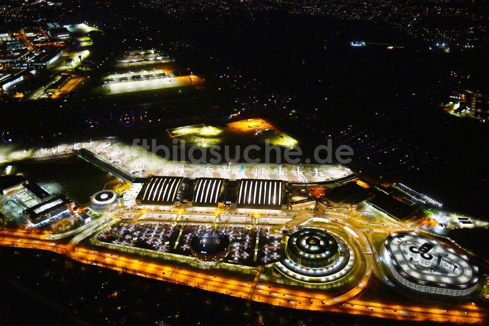 Hamburg bei Nacht aus der Vogelperspektive: Nachtluftbild Abfertigungs- Gebäude und Terminals des Flughafen Fuhlsbüttel in Hamburg, Deutschland
