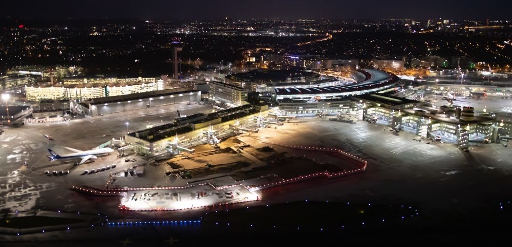 Düsseldorf bei Nacht von oben - Nachtluftbild Abfertigungs- Gebäude und Terminals auf dem Gelände des Flughafen in Düsseldorf im Bundesland Nordrhein-Westfalen, Deutschland