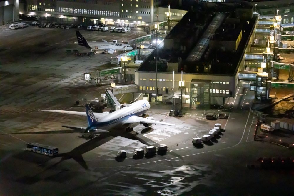 Nachtluftbild Düsseldorf - Nachtluftbild Abfertigungs- Gebäude und Terminals auf dem Gelände des Flughafen in Düsseldorf im Bundesland Nordrhein-Westfalen, Deutschland
