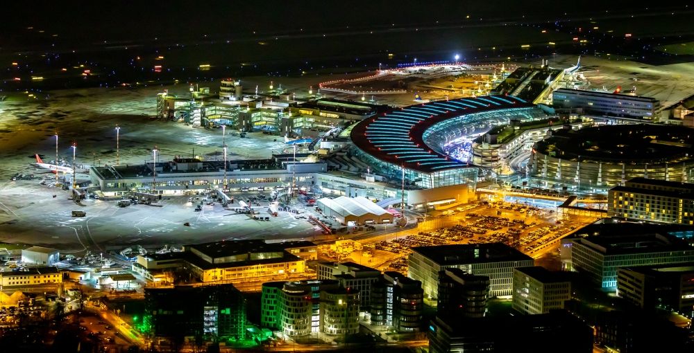 Nachtluftbild Düsseldorf - Nachtluftbild Abfertigungs- Gebäude und Terminals auf dem Gelände des Flughafen in Düsseldorf im Bundesland Nordrhein-Westfalen, Deutschland