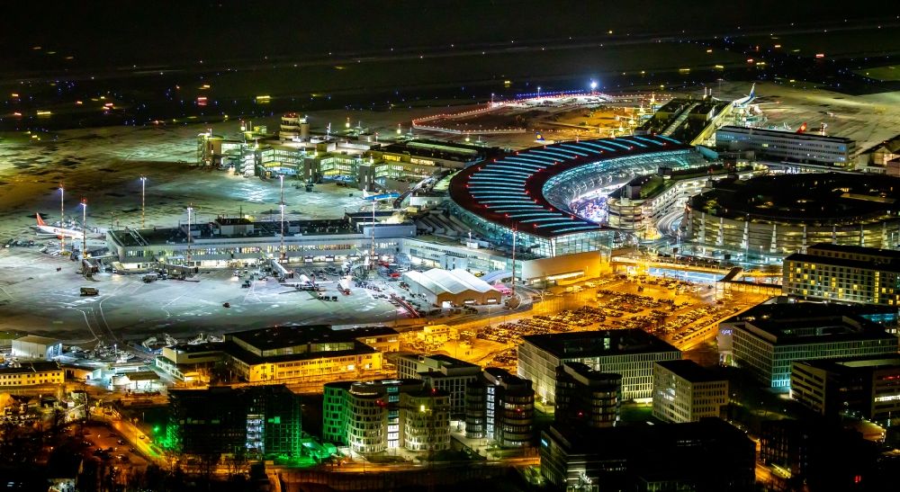 Nacht-Luftaufnahme Düsseldorf - Nachtluftbild Abfertigungs- Gebäude und Terminals auf dem Gelände des Flughafen in Düsseldorf im Bundesland Nordrhein-Westfalen, Deutschland