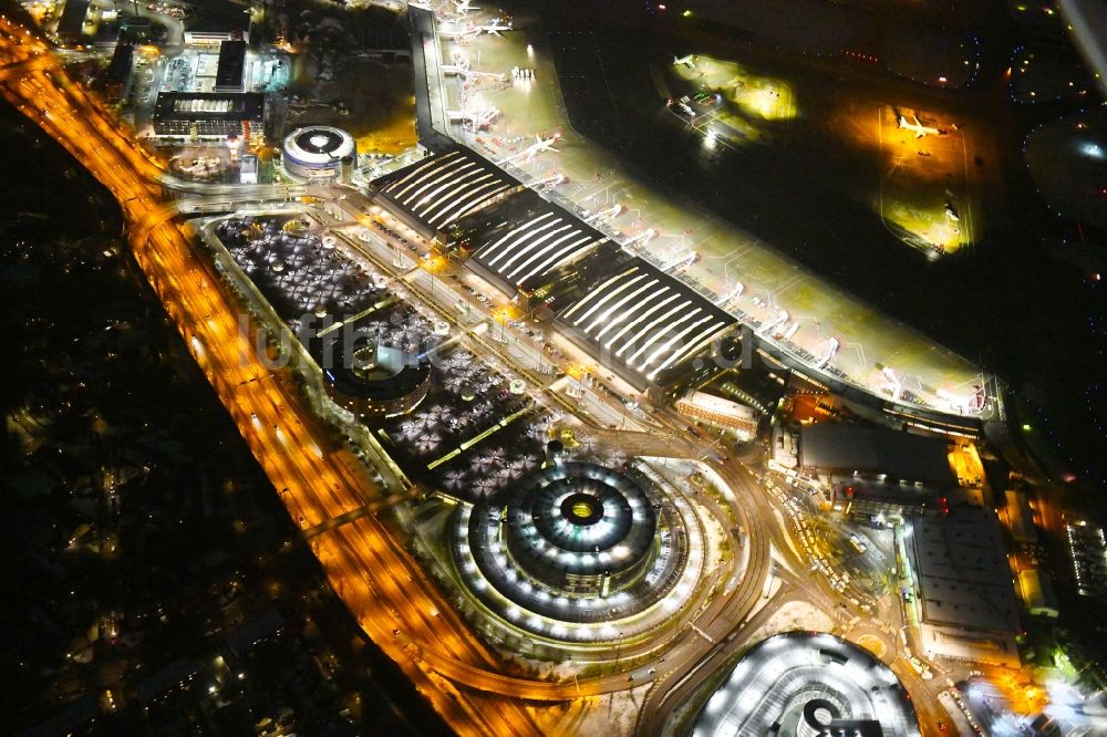 Hamburg bei Nacht aus der Vogelperspektive: Nachtluftbild Abfertigungs- Gebäude und Terminals auf dem Gelände des Flughafen in Hamburg, Deutschland