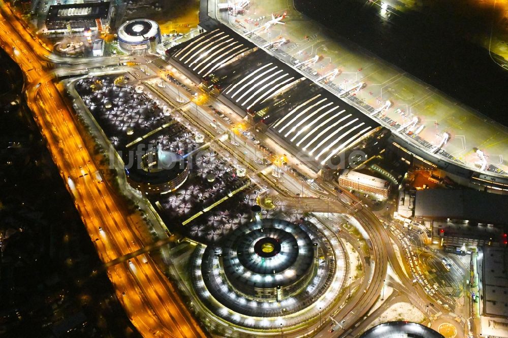 Nachtluftbild Hamburg - Nachtluftbild Abfertigungs- Gebäude und Terminals auf dem Gelände des Flughafen in Hamburg, Deutschland