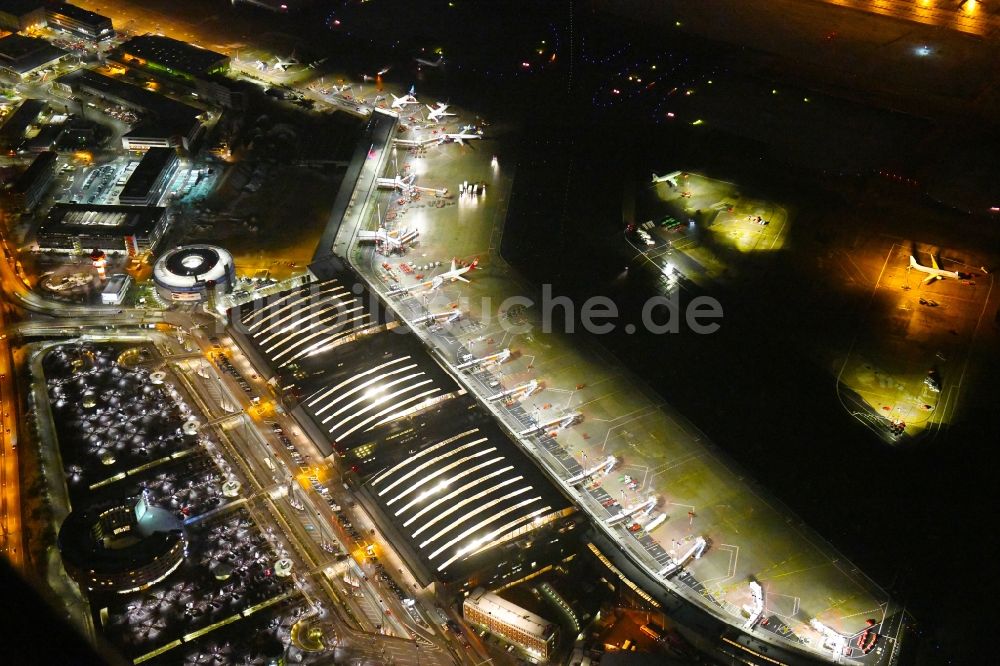 Nacht-Luftaufnahme Hamburg - Nachtluftbild Abfertigungs- Gebäude und Terminals auf dem Gelände des Flughafen in Hamburg, Deutschland