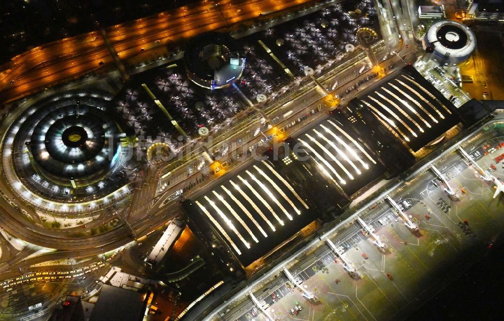Hamburg bei Nacht von oben - Nachtluftbild Abfertigungs- Gebäude und Terminals auf dem Gelände des Flughafen in Hamburg, Deutschland
