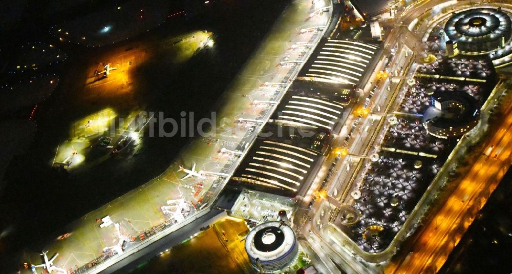 Nachtluftbild Hamburg - Nachtluftbild Abfertigungs- Gebäude und Terminals auf dem Gelände des Flughafen in Hamburg, Deutschland