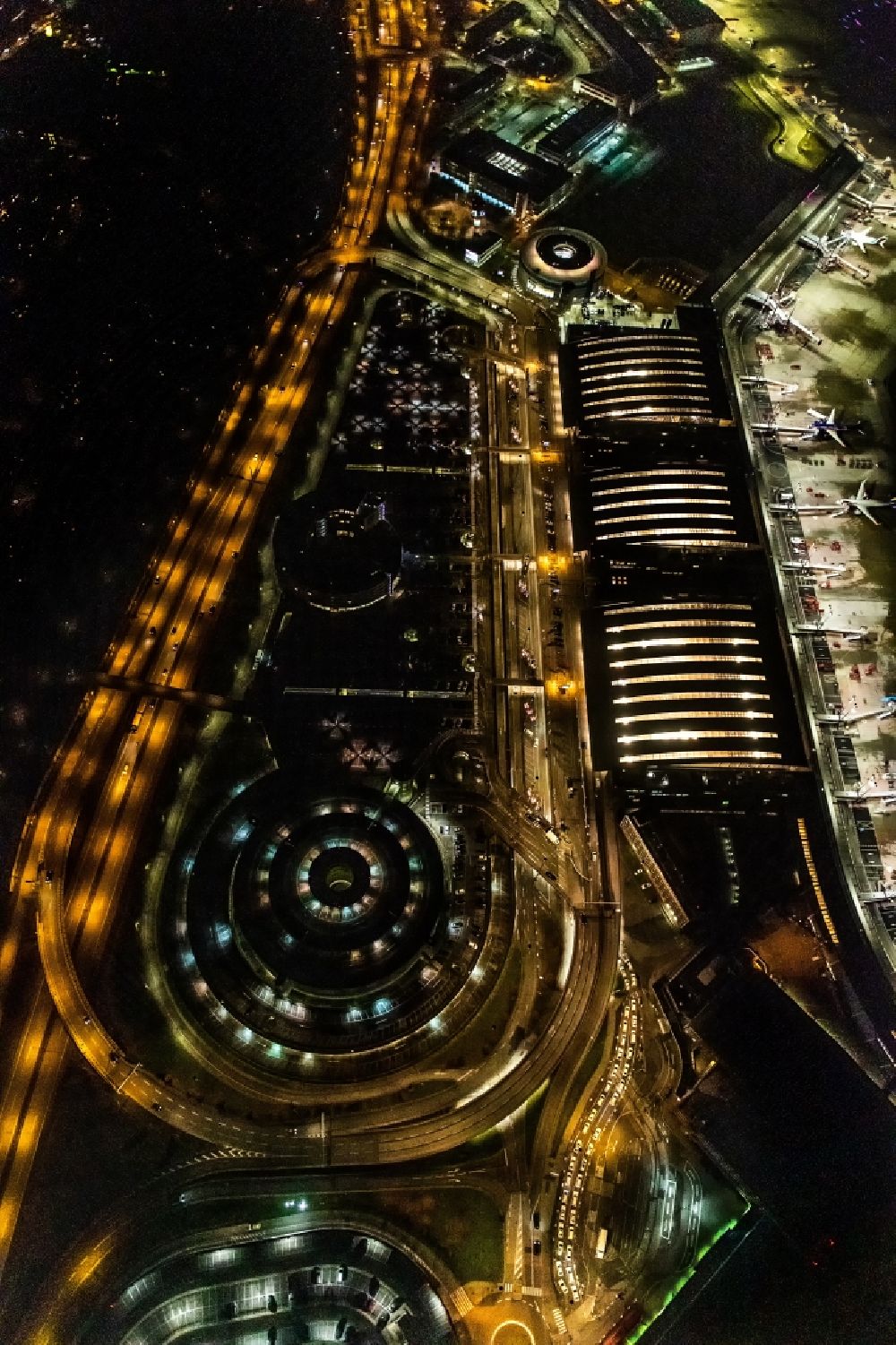 Nacht-Luftaufnahme Hamburg - Nachtluftbild Abfertigungs- Gebäude und Terminals auf dem Gelände des Flughafen in Hamburg, Deutschland