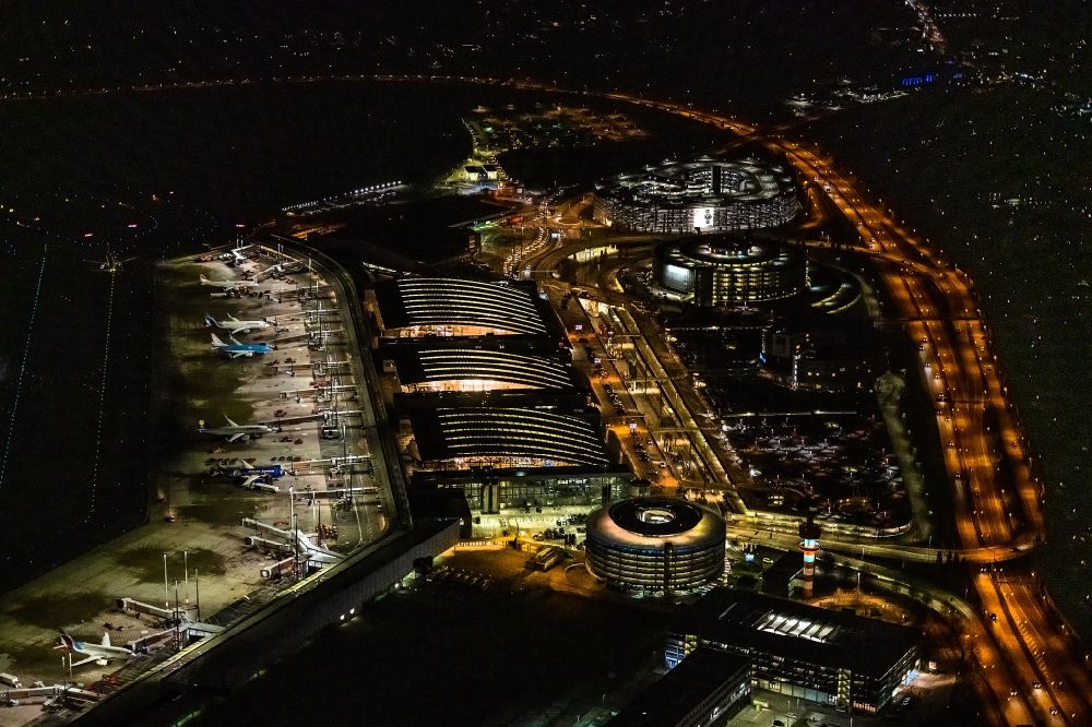 Hamburg bei Nacht von oben - Nachtluftbild Abfertigungs- Gebäude und Terminals auf dem Gelände des Flughafen in Hamburg, Deutschland