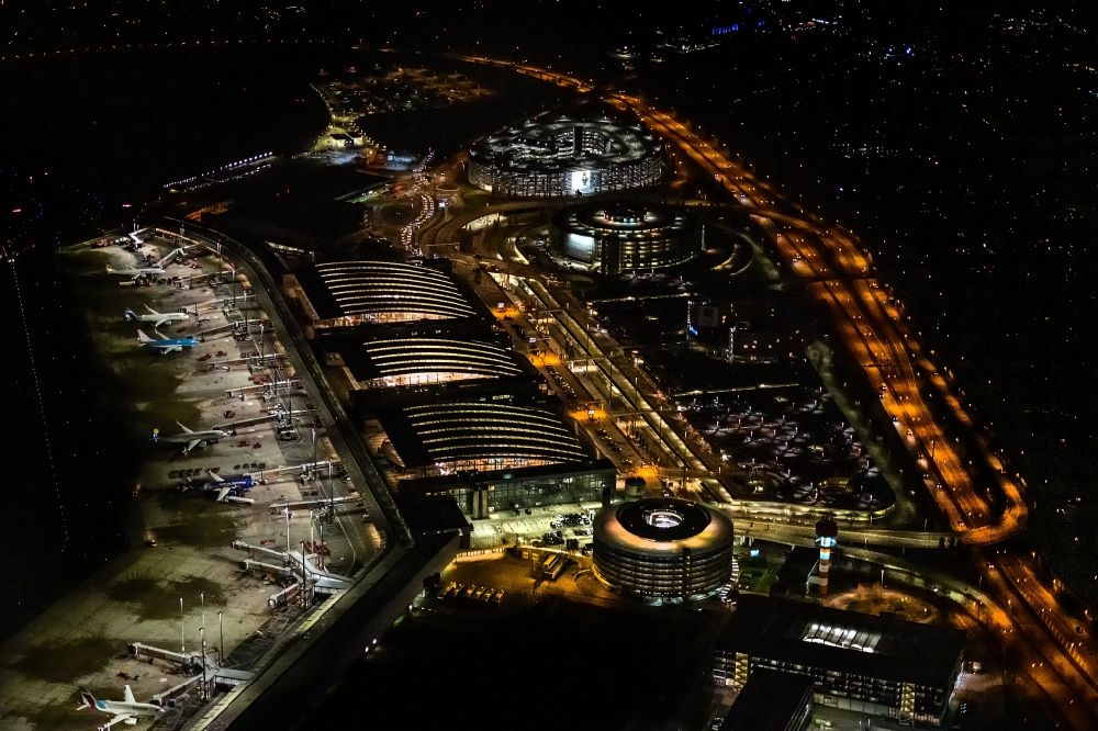 Hamburg bei Nacht aus der Vogelperspektive: Nachtluftbild Abfertigungs- Gebäude und Terminals auf dem Gelände des Flughafen in Hamburg, Deutschland