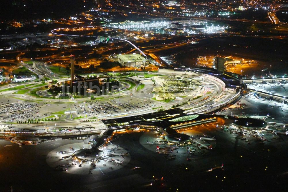 Newark bei Nacht von oben - Nachtluftbild Abfertigungs- Gebäude und Terminals auf dem Gelände des Flughafen in Newark in New Jersey, USA